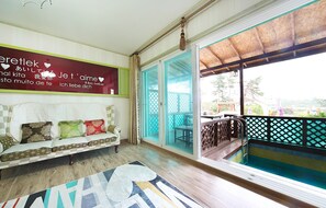 Premium Room | Living area | Flat-screen TV - Rose Pension (Gangneung)