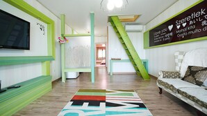 Premium Room | Living area | Flat-screen TV - Rose Pension (Gangneung)