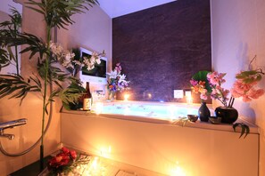 Kamer (Suite) | Badkamer | Een aparte badkuip en douche, een diep bad, gratis toiletartikelen