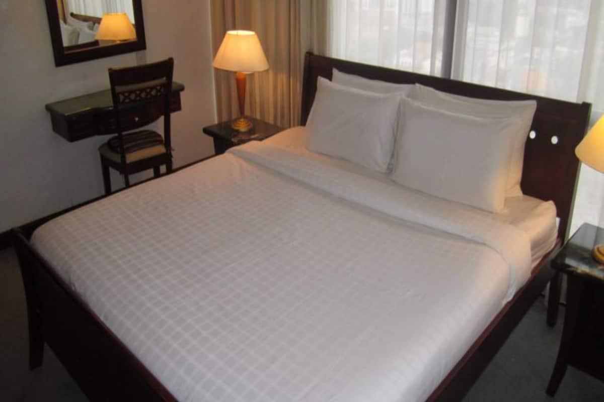 Apartemen, 2 kamar tidur | Brankas, meja kerja, tirai kedap cahaya, dan kedap suara