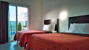 Tabla de planchar con plancha, wifi gratis y ropa de cama