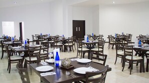 A large dining area with multiple tables and chairs, arranged in rows. - Hotel Osalle Inn (Chignahuapan)