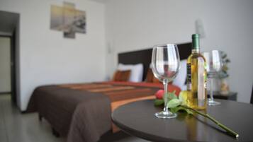 Habitación estándar, 2 camas matrimoniales | Tabla de planchar con plancha, wifi gratis y ropa de cama