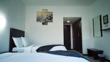 Tabla de planchar con plancha, wifi gratis y ropa de cama