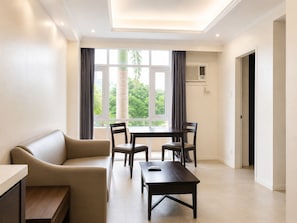 Suite, 1 letto king | Area soggiorno | TV