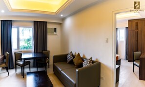 One Bedroom Suite with One Queen Bed - Meadows View | In-room safe, free WiFi, bed sheets - Sotogrande Iloilo Hotel (Pavia)