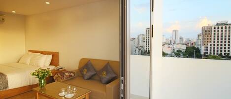 Superior-Apartment, Mehrere Betten | Wohnbereich | Flachbildfernseher