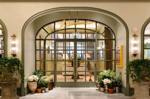 2 间餐厅，供应晚餐，美洲菜