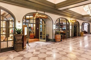 2 restaurants servant le dîner, spécialités Cuisine américaine