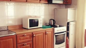 Apartemen Comfort, Beberapa Tempat Tidur, Bebas Asap Rokok | Dapur kecil pribadi | Lemari es, microwave, dan ketel listrik