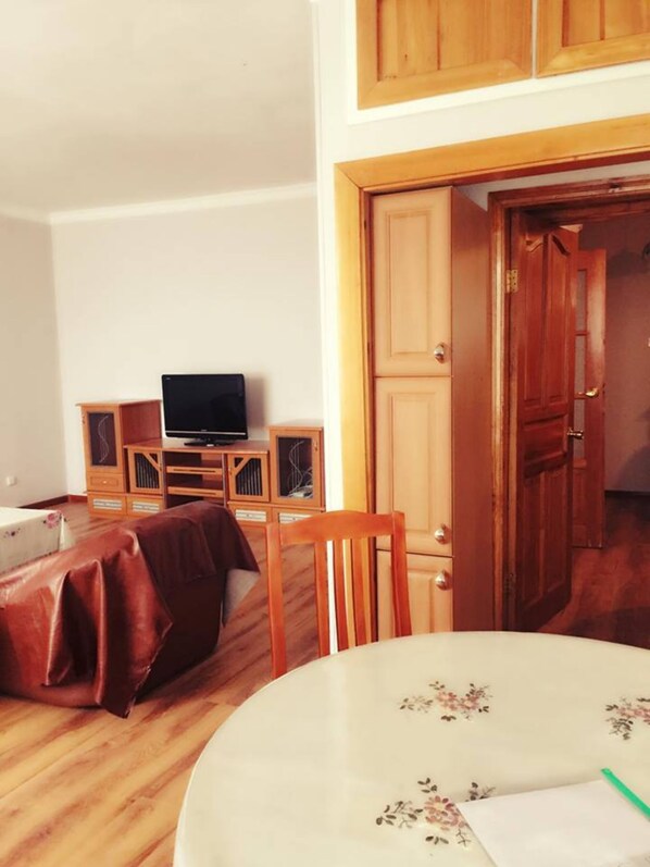Comfort Apartment, Multiple Beds, Non Smoking | Living area