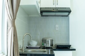 Studio tiện nghi đơn giản, 1 giường cỡ queen, không hút thuốc | Bếp nhỏ riêng | Tủ lạnh, bếp nấu, dụng cụ nấu nướng/bát dĩa/dao nĩa
