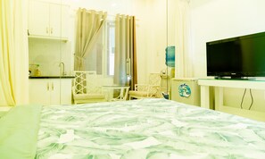 Studio tiện nghi đơn giản, 1 giường cỡ queen, không hút thuốc | Bàn, truy cập Internet không dây miễn phí