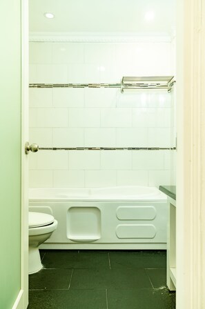 Buồng tắm vòi sen, đồ dùng nhà tắm miễn phí, máy sấy tóc