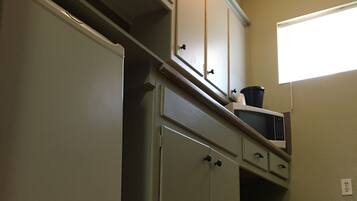 Deluxe Room, Smoking, Kitchen | Private kitchenette | Fridge, microwave