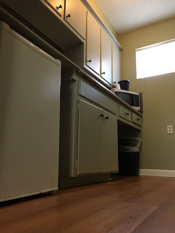 Deluxe Room, Smoking, Kitchen | Private kitchenette | Fridge, microwave