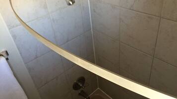 Combined shower/tub, free toiletries, towels