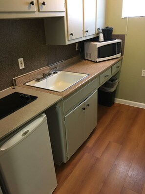 Habitación Deluxe, para fumadores, cocina | Cocineta privada | Refrigerador y microondas