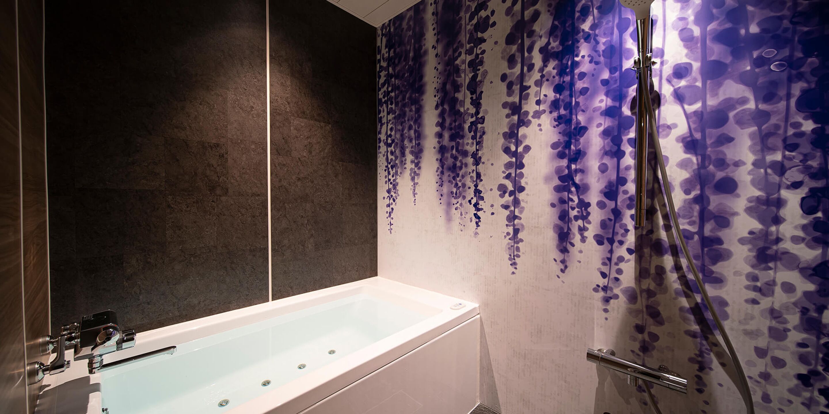 シャワー付き浴槽、深めの浴槽、スリッパ、タオル