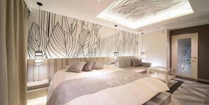 1 habitación, cubrecamas, decoración personalizada y muebles diferentes