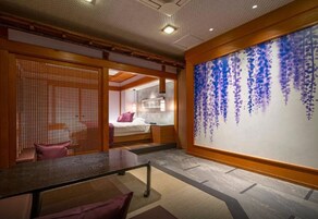 1 habitación, cubrecamas, decoración personalizada y muebles diferentes 