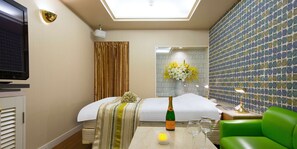 1 soverom, dundyner, individuelt dekorert og individuelt innredet