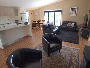 全景公寓, 3 间卧室, 无烟房 | 客厅 | 等离子电视、DVD 播放器