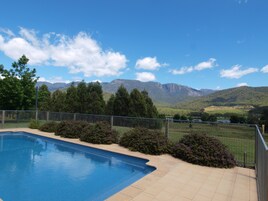 室外游泳池，日光浴躺椅