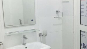 Bathroom - Golden Land Suites (Colombo)