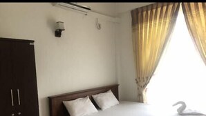 In-room safe, blackout curtains, iron/ironing board, free WiFi - Golden Land Suites (Colombo)
