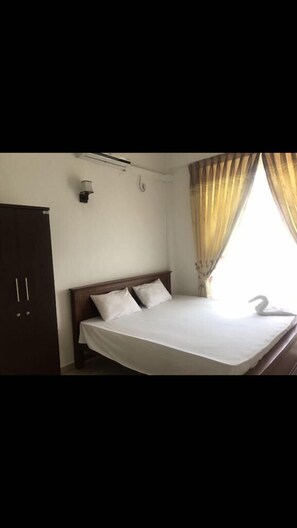 In-room safe, blackout curtains, iron/ironing board, free WiFi - Golden Land Suites (Colombo)