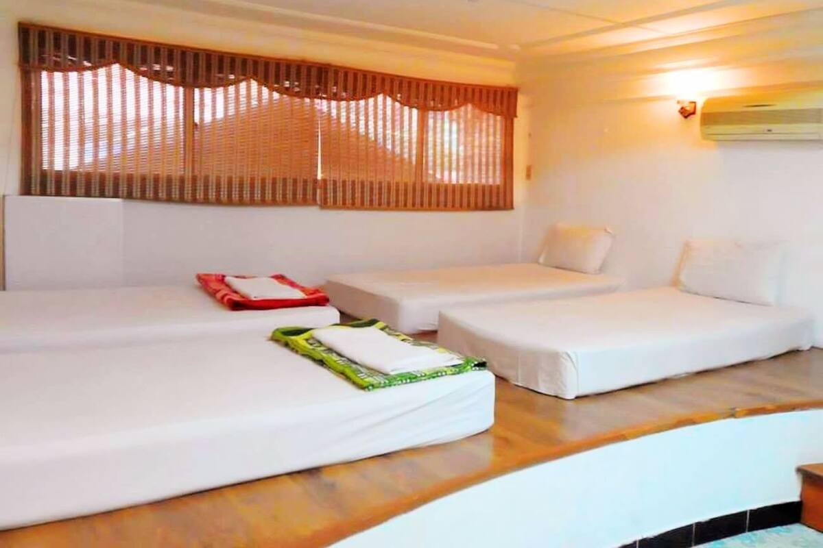 Standard Quadruple Room | Langsir/tirai gelap terus, Wi-fi percuma, cadar katil