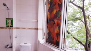Shower, towels - Vinh Hostel (Ho Chi Minh City)