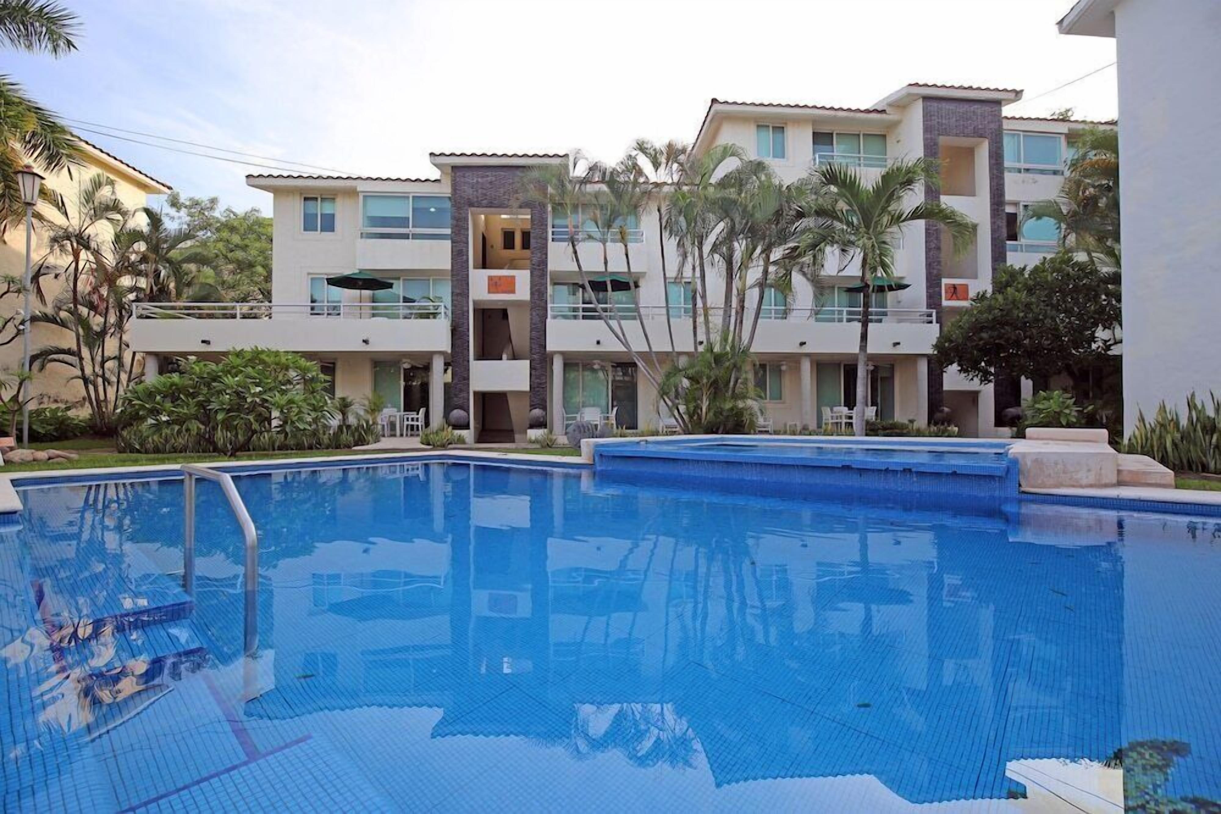 Una piscina al aire libre