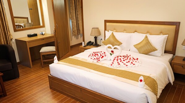 Minibar, in-room safe, desk, iron/ironing board