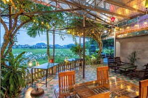 Frokost, lunsj og middag serveres, lokale retter 