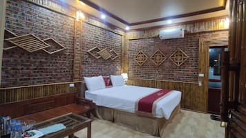Minibar, blackout drapes, free WiFi, bed sheets