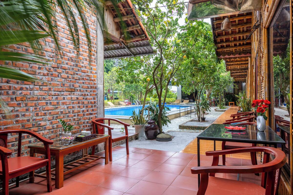 Bungalow, Courtyard View | Minibar, blackout drapes, WiFi (free), bed sheets