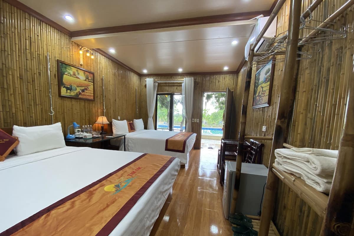 Twin Room, Pool View | Minibar, blackout drapes, free WiFi, bed sheets