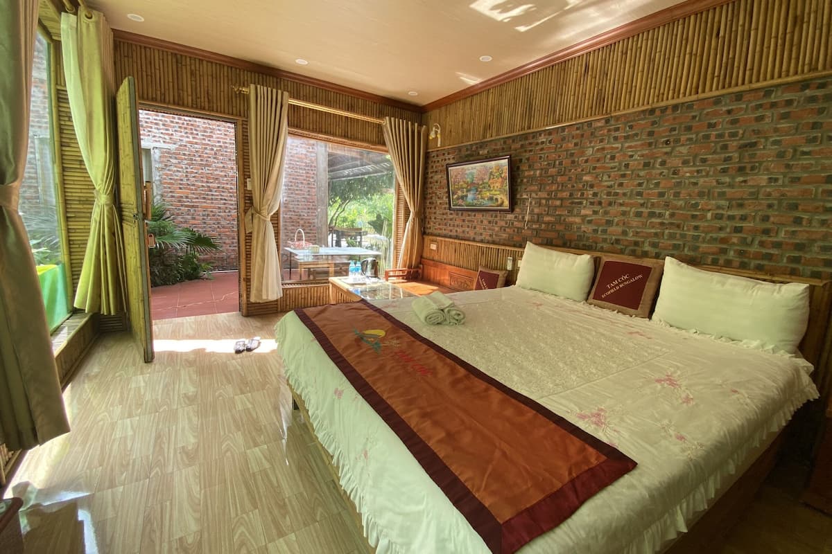 Minibar, blackout drapes, free WiFi, bed sheets