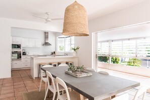 House, 5 Bedrooms, Non Smoking, Park View | In-room dining - Pura Vida (Noosaville)