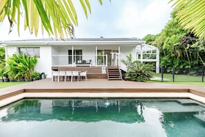 Outdoor pool, pool umbrellas, sun loungers - Pura Vida (Noosaville)