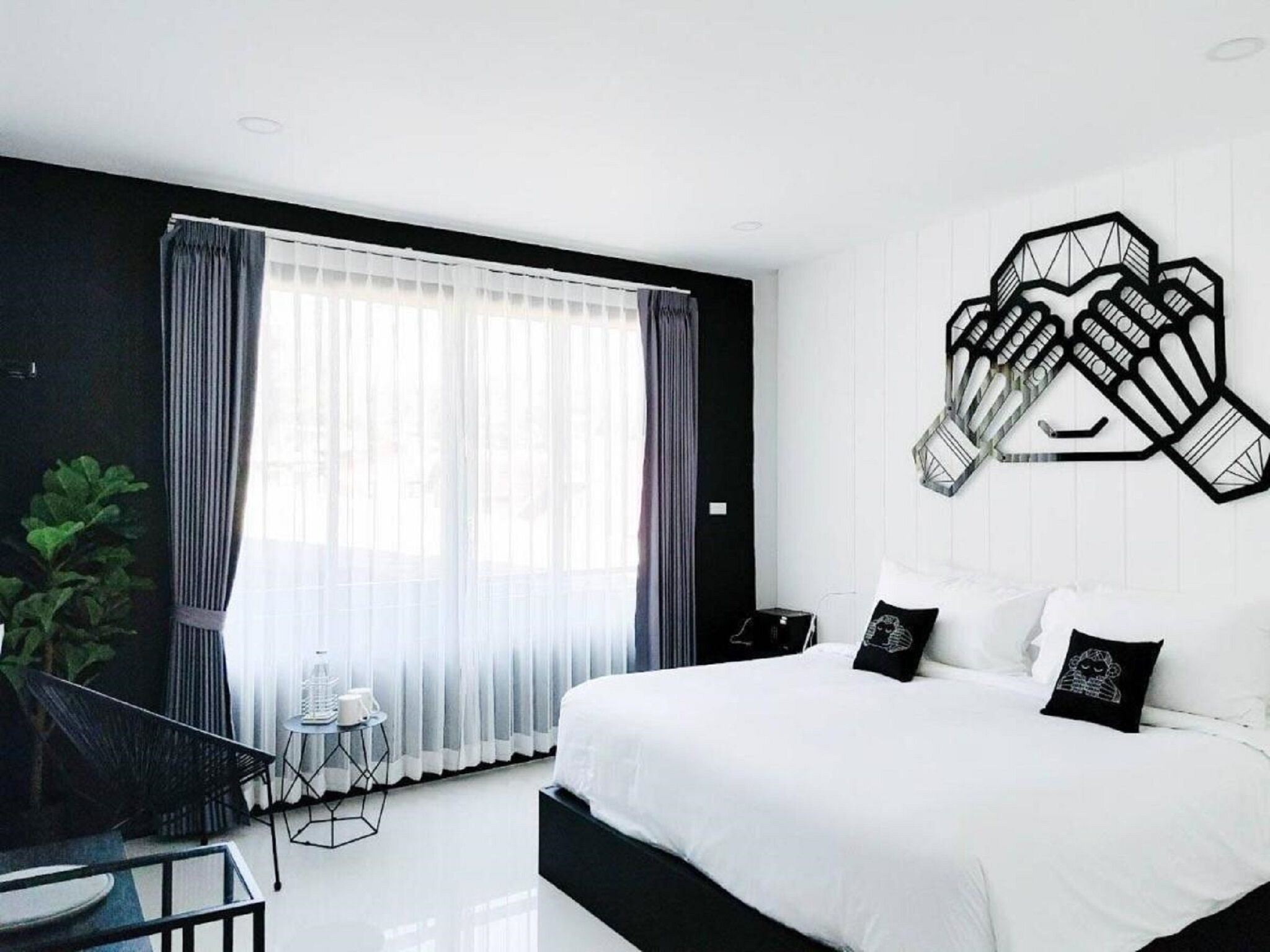 Blackout curtains, free WiFi
