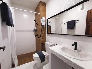 Ducha, artículos de tocador gratuitos, secador de pelo, toallas