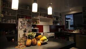 Standard Double Room, Shared Bathroom | Shared kitchen | Fridge, microwave, oven, dishwasher - Marama Lodge Tahiti (Punaauia)
