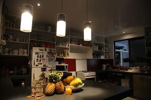 Standard Double Room, Shared Bathroom | Shared kitchen | Fridge, microwave, oven, dishwasher - Marama Lodge Tahiti (Punaauia)