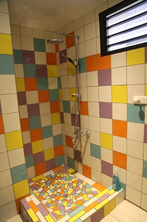 Habitación doble estándar, baño compartido | Regadera en el baño