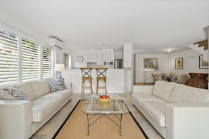 Beach Holiday Apartment, 2 Bedrooms, Rooftop Terrace | Living area