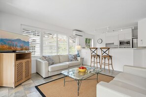 Beach Holiday Apartment, 2 Bedrooms, Rooftop Terrace | Living area