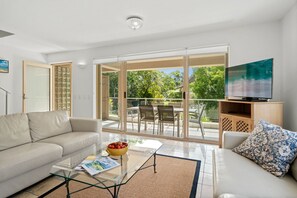 Beach Holiday Apartment, 2 Bedrooms, Rooftop Terrace | Living area